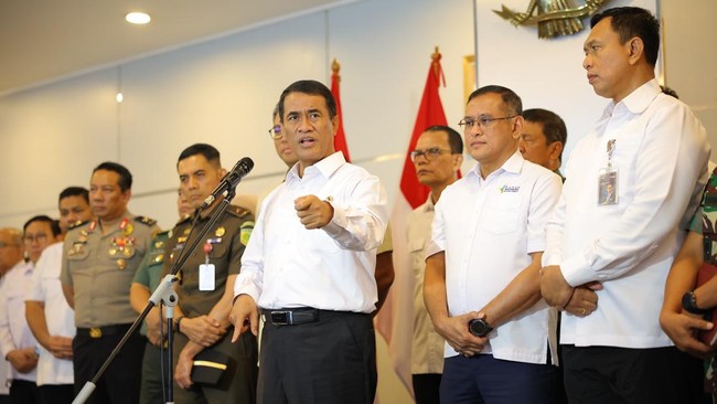 Mentan Amran Sulaiman mencopot beberapa pejabat Kementan yang menyewakan lahan milik negara.