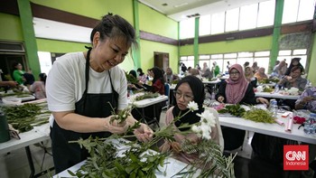 FOTO: Merangkai Hand Bouquet, Dorong Kreativitas Warga