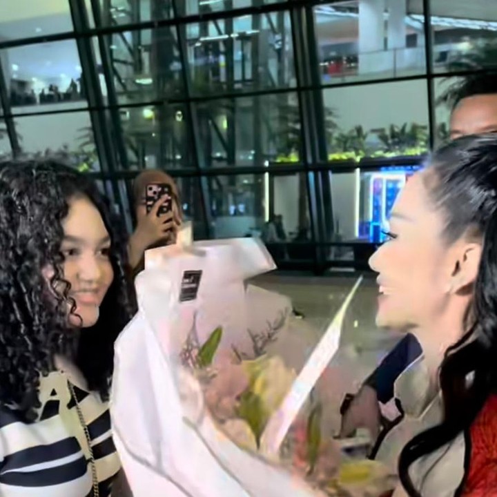 <p>Kehadiran Amora yang membawa sebuket bunga untuk diberikan kepada sang Bunda membuat suasana kian terasa hangat. Krisdayanti pun tampak tersenyum bahagia menerima kejutan manis dari putrinya itu. (Foto: Instagram @krisdayantilemos)</p>