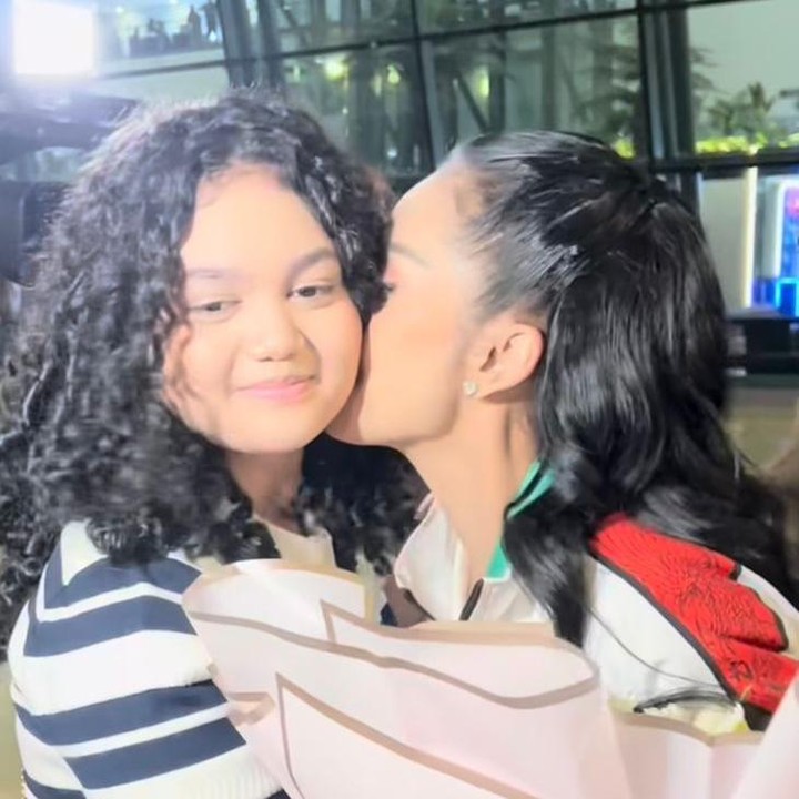 <p>Ia pun merasa sangat terkejut sekaligus bersyukur karena dirinya selalu mendapat dukungan dari keluarganya, yang tak pernah berhenti memberikan semangat di setiap langkahnya. (Foto: Instagram @krisdayantilemos)</p>