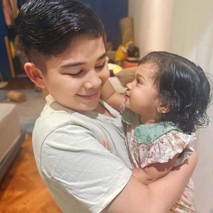 <p>Enggak cuma dengan Ukkasya, Humaira juga akrab banget dengan Adam. Belum lama ini, Adam terlihat <em>quality time</em> bersama Humaira. Wah, tampaknya Adam sudah pandai menggendong Si Kecil nih, Bunda. (Foto: Instagram @shireensungkar)</p>