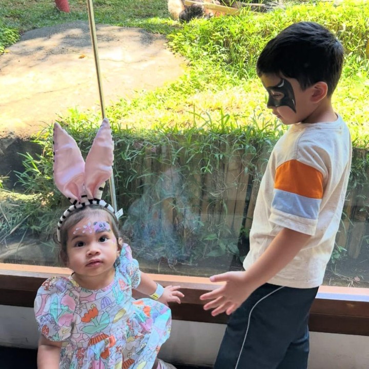 <p>Dalam salah satu potret, terlihat Humaira sedang ditemani Ukkasya saat melihat panda di kebun binatang. Ukkasya yang kini berusia empat tahun pun tampak penuh kasih sayang saat momong sang adik. (Foto: Instagram @zaskiasungkar15)</p>