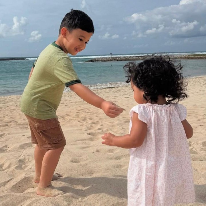 <p>Kebersamaan Humaira dan Ukkasya juga terekam saat keduanya berlibur ke pantai. Zaskia pun enggak mau ketinggalan mengabadikan setiap kebersamaan mereka lewat potret yang dibagikan di Instagram. (Foto: Instagram @zaskiasungkar15)</p>