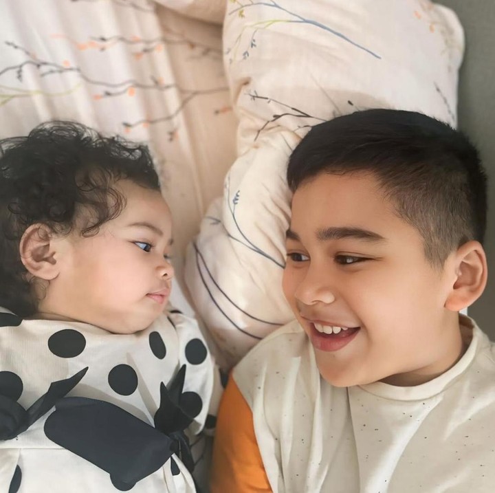 <p>Satu lagi momen yang mencuri perhatian adalah ketika Humaira terlihat baru bangun tidur dan ditemani oleh Adam. Wajah polos Si Kecil pun sukses membuat warganet merasa gemas melihatnya. (Foto: Instagram @shireensungkar)</p>