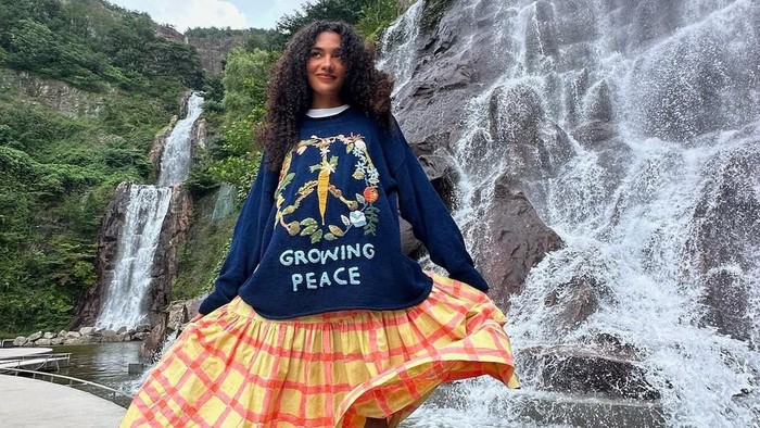 Get The Look: OOTD Playful dan Cozy ala Olivia Dean