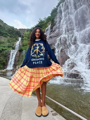 Get The Look: OOTD Playful dan Cozy ala Olivia Dean