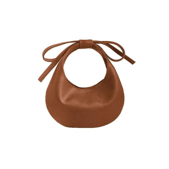 Orby Mini Hand Bag dari Nubuk Bags hadir dengan bentuk bulat dengan aksen pita di bagian tali. Kesannya jadi modern, stylish, menggemaskan, tapi tetap minimalist with a twist.