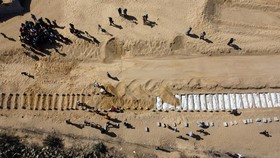 FOTO: Pilu Pemakaman Massal Tahanan Palestina yang Diserahkan Israel