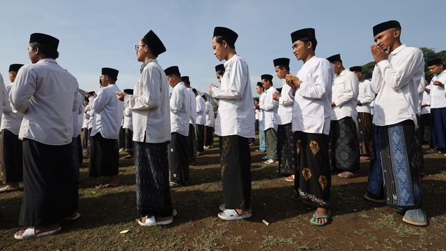 Sarung dan peci tak hanya sekadar pakaian khas para santri, tetapi berakar pada sejarahnya sebagai simbol perlawanan terhadap penjajah.