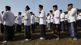 Sarung dan peci tak hanya sekadar pakaian khas para santri, tetapi berakar pada sejarahnya sebagai simbol perlawanan terhadap penjajah.