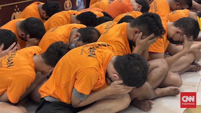 Pemkab Sidoarjo Ancam Sanksi Setop Gaji Pegawai Tersangka Pesta Gay Pemkab Sidoarjo merekomendasikan sanksi penghentian gaji terhadap pegawai terlibat pesta seks gay. Proses hukum sedang berjalan di Polrestabes Surabaya.