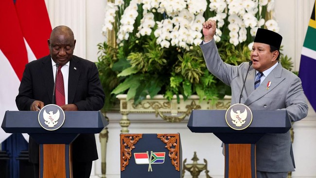 Prabowo Teriak 'Amandla!' di Depan Presiden Afsel, Apa Maknanya? Momen unik terjadi pada saat pertemuan kenegaraan antara Presiden Afsel Cyril Ramaphosa dengan Presiden Prabowo Subianto di Istana Negara, pada Rabu (22/10).