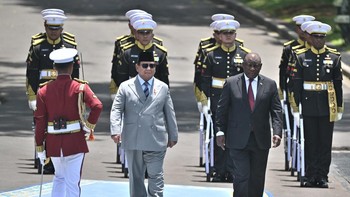 FOTO: Keakraban Prabowo & Presiden Afsel Cyril hingga Teriakan Amandla