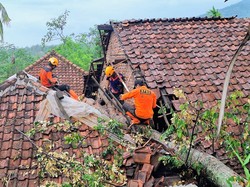 Diterjang Hujan dan Angin Kencang, Sejumlah Rumah di Bondowoso Rusak Diterjang Hujan dan Angin Kencang, Sejumlah Rumah di Bondowoso Rusak