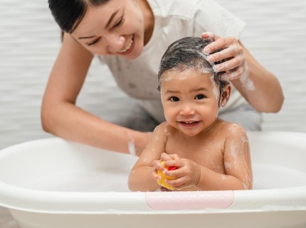 7 Bahan Alami Penumbuh Rambut Bayi yang Bagus & Aman