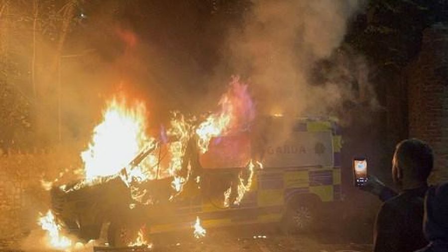 Ricuh saat demonstrasi di luar sebuah hotel yang menampung para pencari suaka berubah menjadi kekerasan di Saggart, barat daya Dublin, Irlandia, Selasa (21/10/2025). (Peter MURPHY / AFP) Ricuh saat demonstrasi di luar sebuah hotel yang menampung para pencari suaka berubah menjadi kekerasan di Saggart, barat daya Dublin, Irlandia, Selasa (21/10/2025). (Peter MURPHY / AFP)