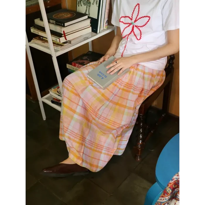 Rue Stripes Skirt dari neu.lla ini bisa jadi fashion statement yang mencuri perhatian. Warnanya yang cerah, ceria, tapi hangat membuat tampilan kamu menjadi lebih playful dan fresh.