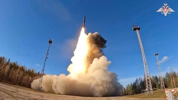 FOTO: Penampakan Rudal Antarbenua Rusia yang Diuji Langsung Putin