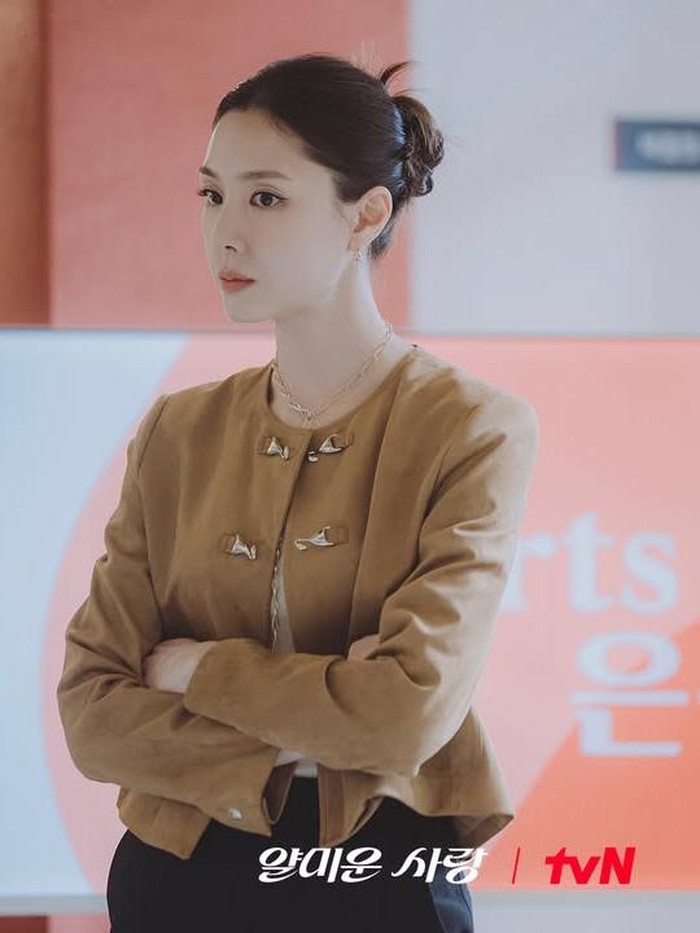Di Nice To Not Meet You, Seo Ji Hye berperan sebagai editor in chief bernama Yoon Hwa Young.
