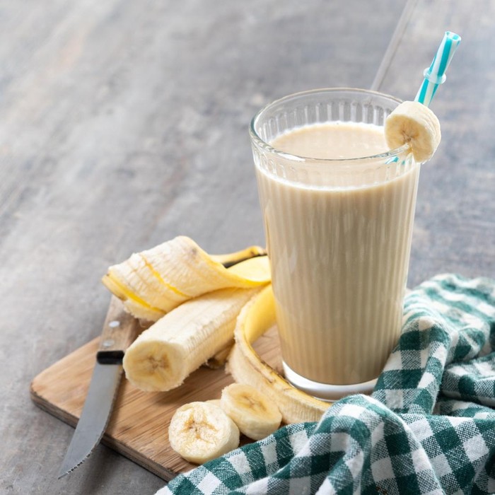 Smoothie pisang adalah kombinasi sempurna antara rasa lezat dan manfaat relaksasi. Kandungan magnesium, kalium, dan triptofan di dalamnya membantu tubuh siap tidur lebih cepat.