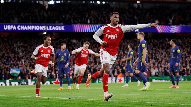 Masa Bahagia Arsenal, Perkasa di Dua Kompetisi Arsenal sedang menjalani masa-masa bahagia di awal musim ini. Mereka perkasa di Liga Inggris dan juga Liga Champions.