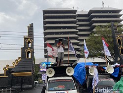 Hujan-hujanan di Kantor Gubernur Jateng, Massa Buruh Tuntut Kenaikan UMP 10,5%