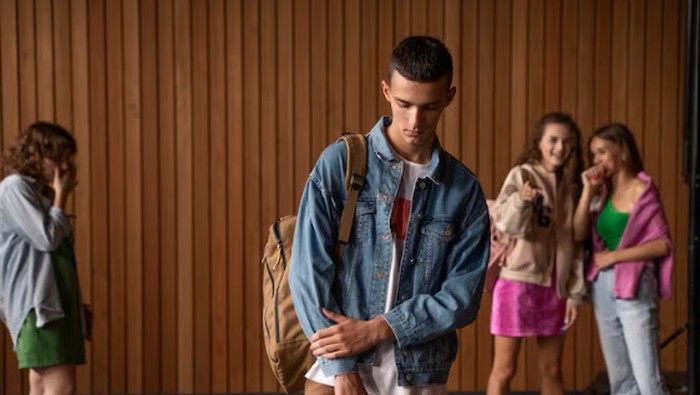 Tanda-tanda anak sedang dibully di sekolah bisa dari fisik dan mental. Penting orang tua mengetahuinya/Foto: freepik.com/freepik