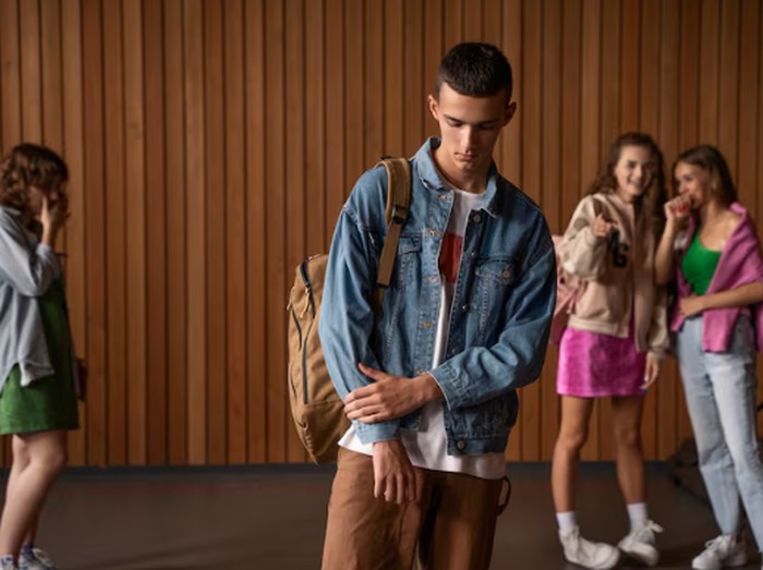 Tanda-tanda anak sedang dibully di sekolah bisa dari fisik dan mental. Penting orang tua mengetahuinya/Foto: freepik.com/freepik