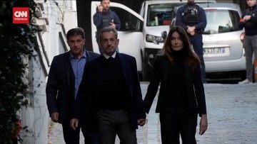 VIDEO: Momen Ex Presiden Prancis Sarkozy Gandeng Istri Sebelum Dibui