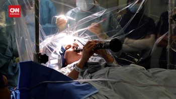 VIDEO: Momen Penderita Parkinson Main Klarinet saat Operasi Otak