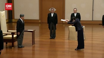 VIDEO: Momen PM Perempuan Pertama Jepang Dilantik Kaisar Naruhito