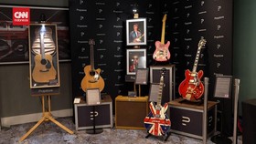 VIDEO: Kacamata John Lennon hingga Gitar Oasis Dilelang di London