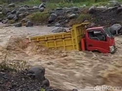 Penampakan Truk Bermuatan Batu di Probolinggo Terseret Arus Banjir