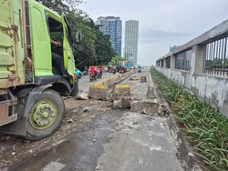 Truk Tabrak Separator Busway di Jl Gatsu, Rute TransJ Koridor 9 Dialihkan