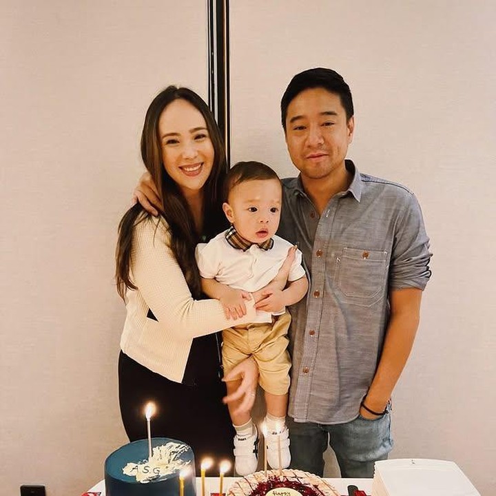<p>Oliver lahir pada 18 Juni 2024 dan kini sudah genap berusia satu tahun, Bunda. Bocah tampan ini memiliki pipi <em>chubby</em>&nbsp;dan mata yang sipit mewarisi dari kedua orang tuanya. (Foto: Instagram @pammybowie)</p>