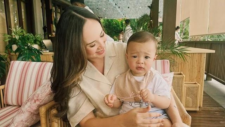 5 Potret Oliver Anak Pamela Bowie