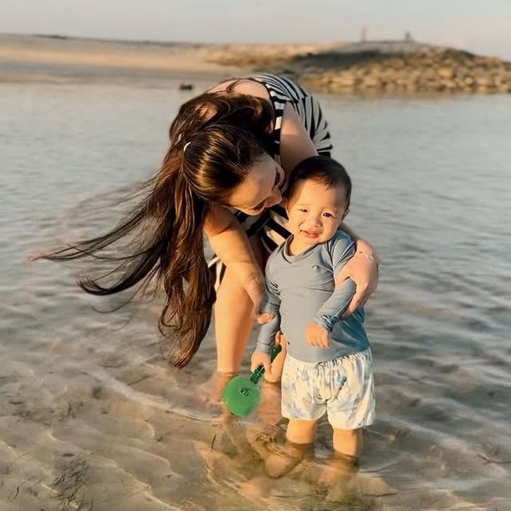 <p>Sejak kecil, Oliver memang sudah berhasil mencuri perhatian warganet. Tak hanya memiliki wajah yang menggemaskan, ia juga terlihat sangat dekat dengan sang Bunda. (Foto: Instagram @pammybowie)</p>