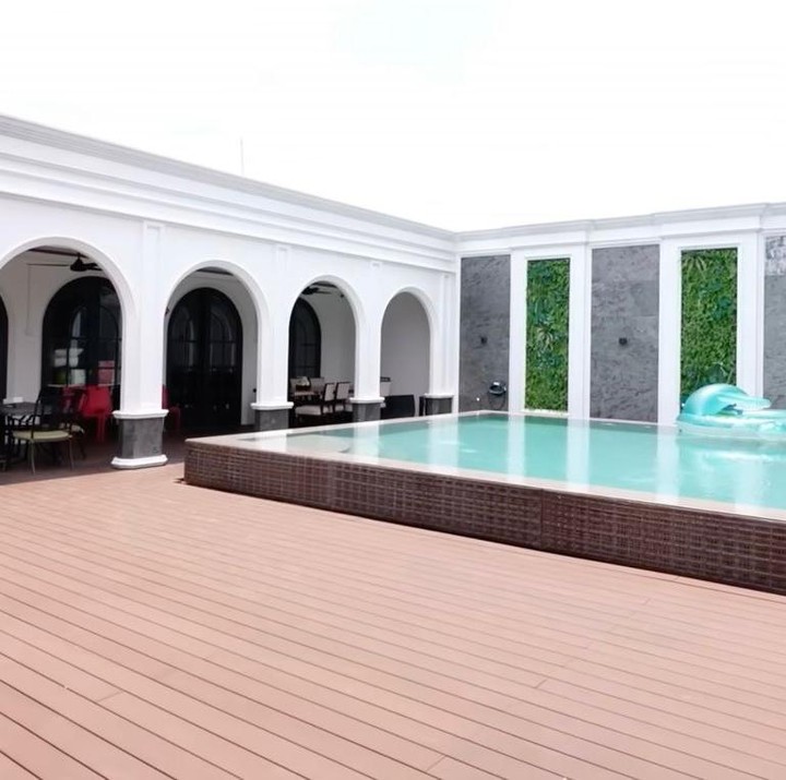 <p>Nah, bagian yang paling <em>eye catching</em> adalah kolam renang yang terletak di lantai paling atas. Sarwendah memang sengaja membuatnya di atas supaya halaman rumahnya tetap terasa luas, Bunda. (Foto: Youtube @AttaHalilintar)</p>