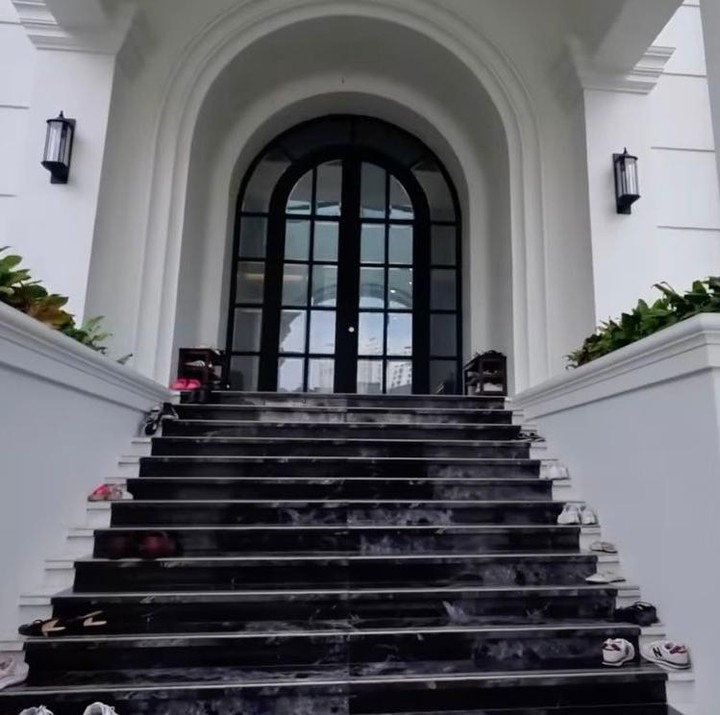 <p>Penyanyi cantik Sarwendah baru-baru ini kembali mencuri perhatian publik. Bukan hanya karena karya-karyanya saja yang populer, tapi juga rumah mewahnya yang memiliki empat lantai. Lewat kanal YouTube <em>@Atta Halilintar</em>, Atta berkesempatan mengunjungi kediaman mantan personel Cherrybelle itu. (Foto: Youtube @AttaHalilintar)</p>