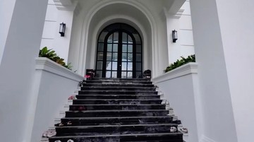 Update Informasi Selebriti InsertLive : Detail Rumah Baru Sarwendah yang Mewah, Ada Kompor Emas Seharga Rp1 Miliar