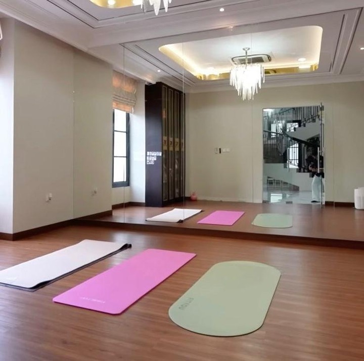 <p>Begitu memasuki rumah, terlihat sebuah ruangan balet yang cantik dan estetik yang didesain khusus untuk sang anak. Sarwendah bercerita, bahwa dirinya sudah lebih dari setahun menempati rumah tersebut. Desain rumahnya pun dibuat langsung oleh Sarwendah sendiri, sementara proses pembangunannya dikerjakan oleh mendiang Ayah tercinta. (Foto: Youtube @AttaHalilintar)</p>