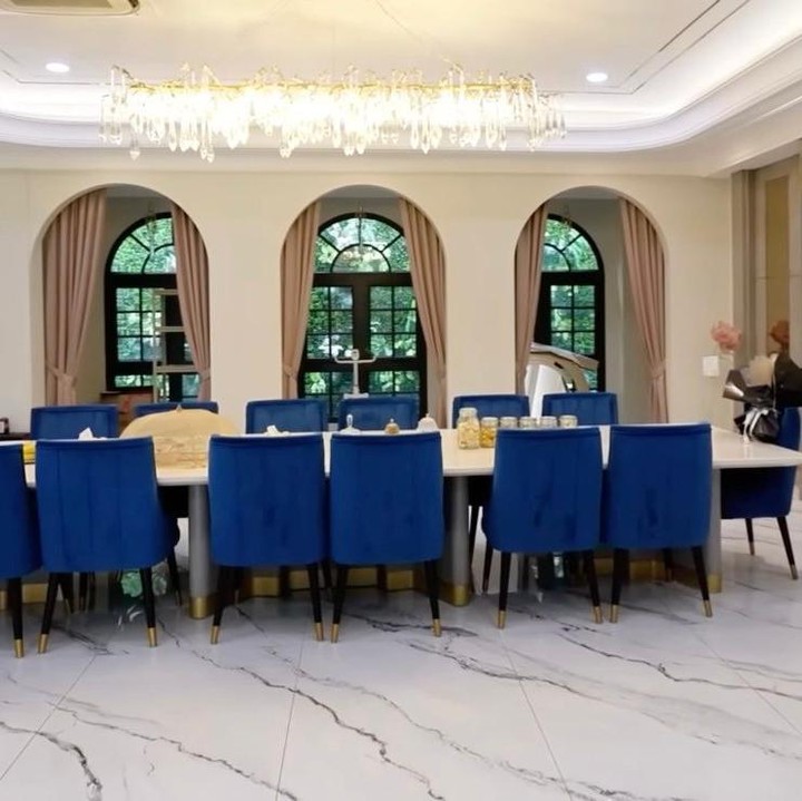 <p>Ruang makan di rumah Sarwendah terlihat begitu luas, Bunda. Meja panjang dengan kursi berwarna <em>navy</em> memberi kesan yang elegan dan nyaman. Bahkan, Atta sempat terkejut melihat ruang makannya ternyata lebih besar dari ruang keluarga. &ldquo;Karena kita biasanya <em>meeting</em> sambil makan, kumpul keluarga makan, tapi duduknya di sini,&rdquo; kata Sarwendah. (Foto: Youtube @AttaHalilintar)</p>