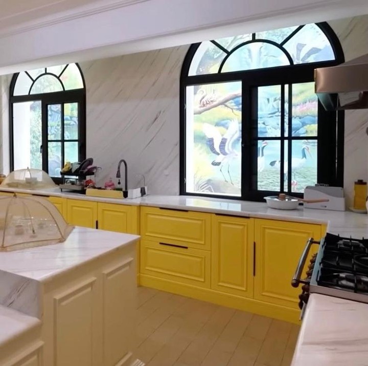 <p>Bagian dapur menjadi salah satu ruangan favorit Sarwendah. Setiap harinya, ia selalu memasak untuk keluarga tercinta. Desain <em>kitchen set</em>-nya memadukan warna kuning dan putih, yang membuat suasana dapurnya tampak cerah dan bersih, Bunda. (Foto: Youtube @AttaHalilintar)</p>