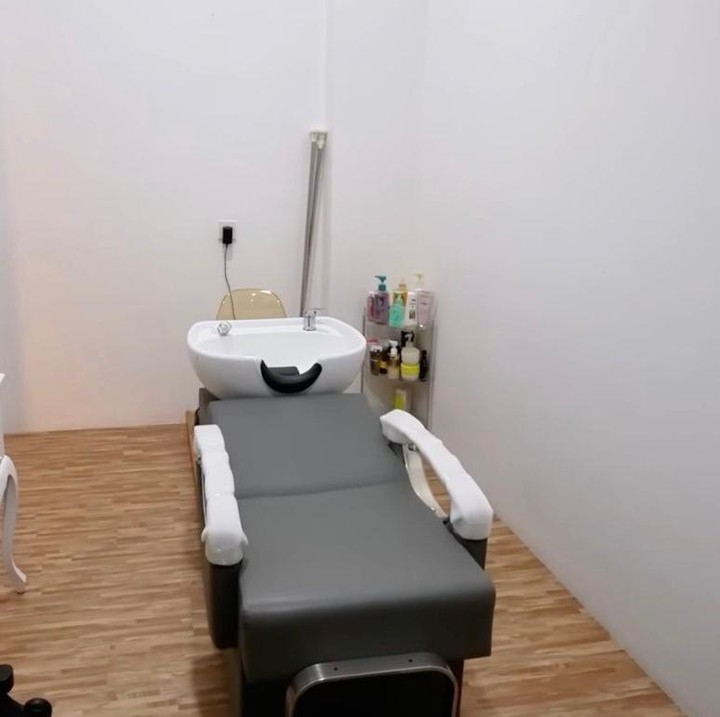 <p>Ruangan berikutnya tak kalah menarik, Bunda. Perempuan berusia 36 tahun ini memiliki ruang salon yang digunakan untuk dirinya dan keluarga. &ldquo;Kalau misalnya lagi gunting rambut atau <em>hair do</em>&nbsp;biar bisa di rumah,&rdquo; ujar Sarwendah. (Foto: Youtube @AttaHalilintar)</p>