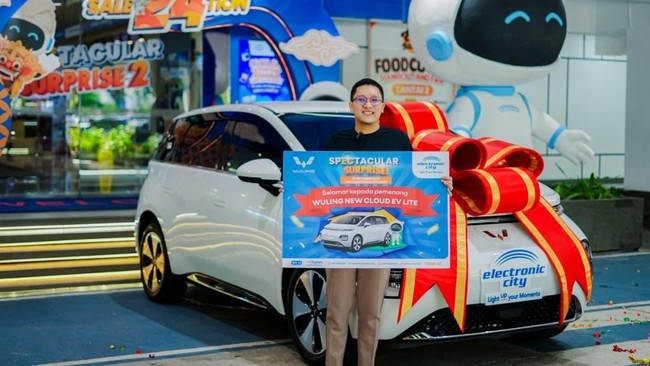 PT Electronic City Indonesia Tbk menyerahkan hadiah utama program undian "Spectacular Surprise" kepada pelanggan beruntung, Rabu (22/10).