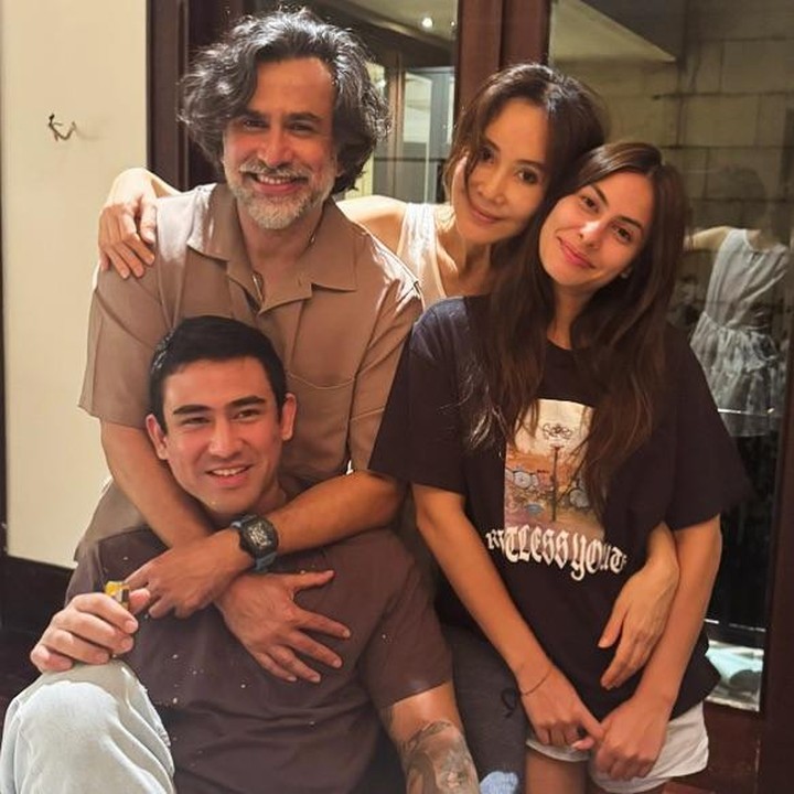 <p>Kakak-adik berikutnya yang terjun ke dunia hiburan adalah Valerie Thomas dan Axel Matthew Thomas. Keduanya merupakan anak dari aktor Jeremy Thomas, Bunda. Axel Matthew saat ini berusia 28 tahun, sedangkan Valerie berusia 26 tahun. Baik Axel dan Valerie sama-sama aktif menggeluti seni peran mengikuti jejak ayah mereka. (Foto: Instagram @inathomas)</p>
