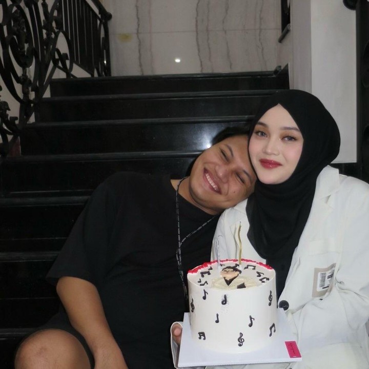 <p>Rizky Febian dan Putri Delina adalah anak dari komedian Sule. Keduanya sama-sama aktif di dunia hiburan. Rizky kini dikenal sebagai penyanyi berbakat di Tanah Air. Sedangkan Putri lebih sering aktif sebagai YouTuber dan content creator. Kedekatan Rizky dan Putri sering terlihat di media sosial. Pada perayaan ulang tahun Rizky di bulan Februari lalu, Putri sempat mengunggah potret bersama kakaknya itu. "Pi besday aa," tulisnya. (Foto: Instagram @putridelinaa)</p>
