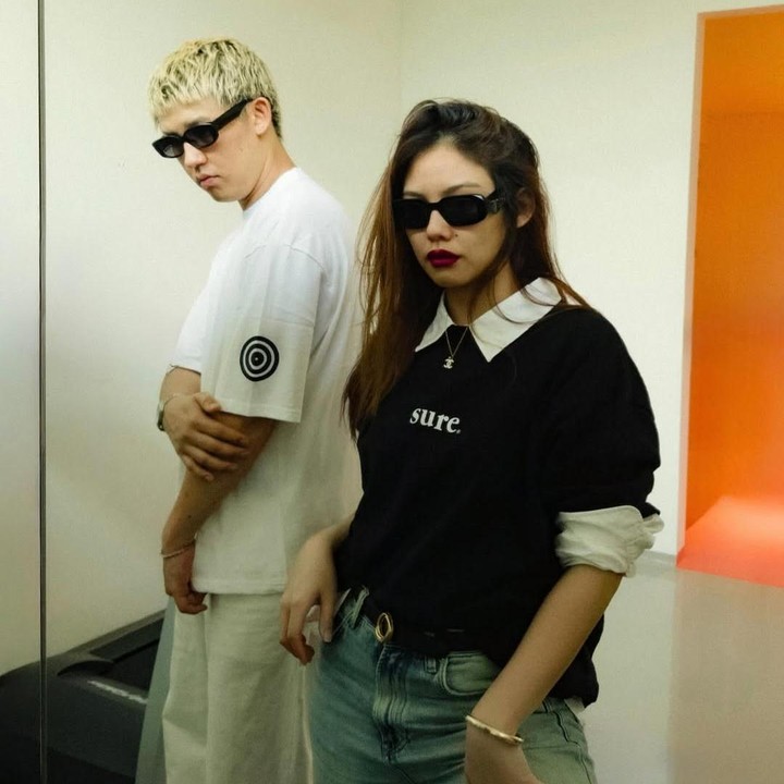 <p>Bunda pasti sudah tak asing dengan aktris Vanesha Prescillia? Bintang film Dilan ini ternyata memiliki seorang kakak laki-laki yang terjun ke dunia musik. Dia adalah musisi Jevin Julian, yang juga merupakan suami dari penyanyi Rinni Wulandari. Pada 2023 lalu, Jevin pernah mengajak adik bungsunya itu berduet di atas panggung festival seni. (Foto: Instagram @jevinjulian)</p>