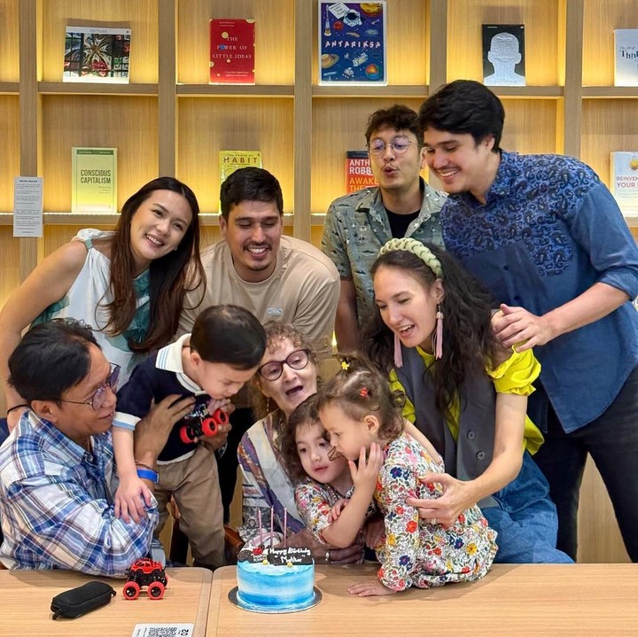 <p>Aktris Nadine Chandrawinata memiliki adik kembar yang terjun ke dunia akting. Mereka adalah Marcel dan Mischa Chandrawinata. Saat ini, Marcel dan Mischa cukup aktif berakting di layar kaca, Bunda. Dalam berbagai kesempatan, Nadine sering menunjukkan kedekatannya serta dukungan untuk kedua adiknya. (Foto: Instagram @nadinelist)</p>
