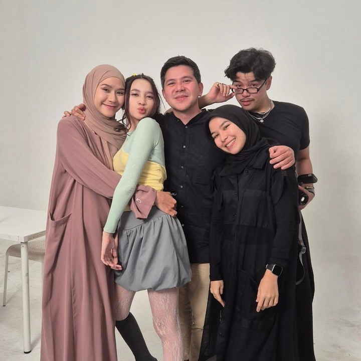 <p>Aktris Zaskia Adya Mecca adalah kakak dari aktor Haykal Kamil. Keduanya juga dikenal sebagai kakak-adik yang kompak dan saling mendukung di industri hiburan. Salah satu bentuk dukungan kakak-adik ini pernah dibagikan Haykal di Instagram. Pada Juni lalu, Haykal membagikan momen bersama sang kakak yang baru pulang dari aksi solidaritas internasional seperti <em>Global March to Gaza</em> di Mesir. "<em>Alhamdulillah</em> ada yang sudah kembali ke Jakarta dengan sehat<em> wal afiat</em>," tulisnya. Kekompakan Zaskia dan Haykal juga merambah ke dunia bisnis. Keduanya diketahui membangun bisnis fashion bersama, Bunda. (Foto: Instagram @haykalkamil)</p>